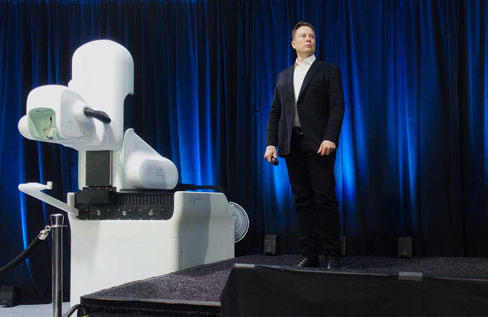 Elon Musk’s Neuralink: Revolutionary Technology or Dangerous Experiment?